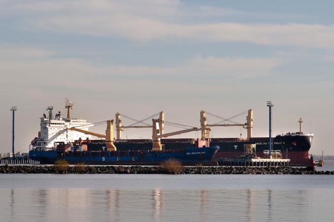 Dragado del río Uruguay aumentará capacidad de carga del puerto de Fray Bentos