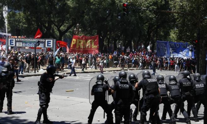 Alcalde de Buenos Aires propone cárcel para agresores de Policía en protestas