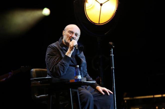 La lluvia corona el debut de Phil Collins en el Estadio Centenario