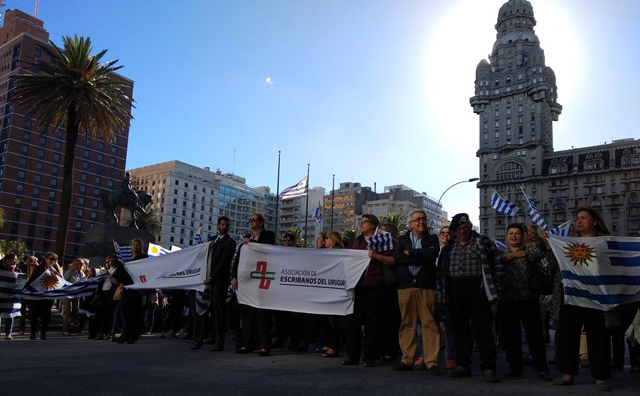 Escribanos protestaron frente a Torre Ejecutiva contra la Ley de Inclusión Financiera