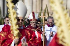 El papa anima a jóvenes en el Domingo de Ramos a "gritar" ante manipulaciones