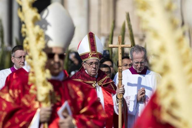 El papa anima a jóvenes en el Domingo de Ramos a "gritar" ante manipulaciones