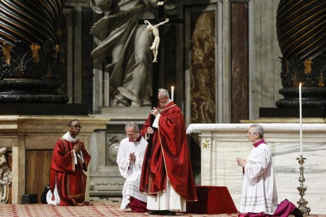 El papa lamentó en el Via Crucis que los jóvenes hereden un mundo en guerra