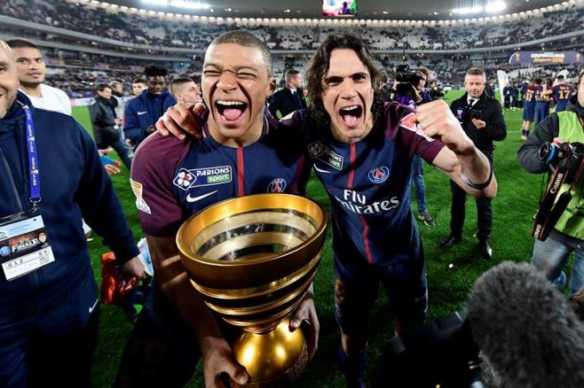 Con goles de Cavani, PSG campeón; Pereiro mojó en Holanda