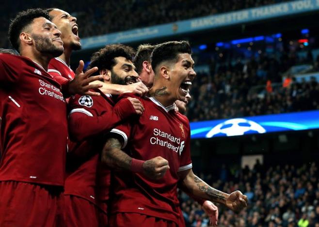 Liverpool confirma su presencia entre los cuatro mejores tras ganar en Manchester