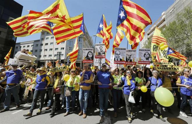 Miles de personas piden libertad para presos del proceso secesionista catalán