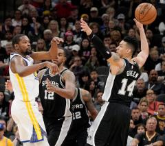 Spurs logran triunfo especial; Cavaliers, Bucks y Wizards empatan series