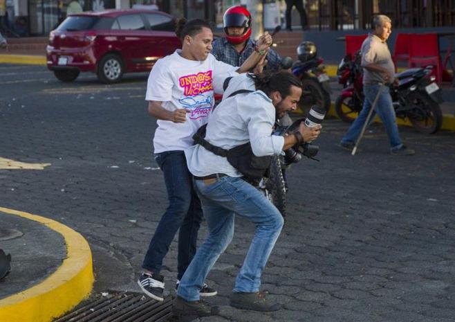 Seis periodistas nicaragüenses renuncian en medio de violentas protestas contra el gobierno