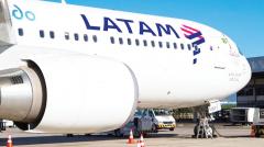 Latam extiende hasta el 2 de mayo la reprogramación de vuelos por huelga