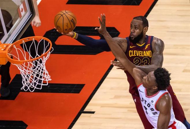 Otra vez el Rey LeBron; Warriors se imponen a los Pelicans