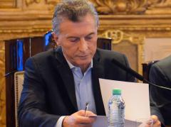 Macri negocia con FMI acuerdo de "apoyo" financiero para paliar alza de dólar