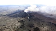 Flujo de lava se ralentiza en volcán de Hawái pero hay dos nuevas grietas