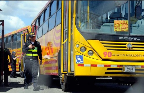 Empresa de ómnibus pierde permisos por discriminar ancianos en Costa Rica