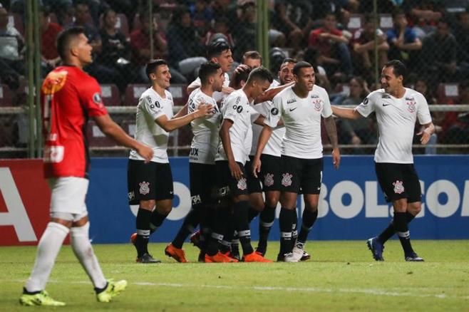 Corinthians goleó y clasificó