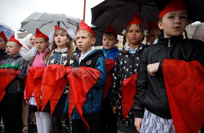 Organización infantil comunista recibe a nuevos miembros en la Plaza Roja