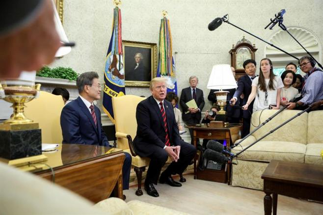 Trump dice que cumbre con Kim podría no celebrarse el 12 de junio sino más adelante