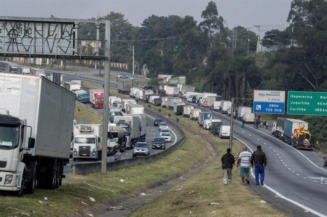 Brasil intenta retornar a normalidad por paro camionero pero huelga continúa