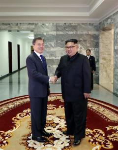 Kim y Moon estrechan su acercamiento para sacar adelante la cumbre con Trump