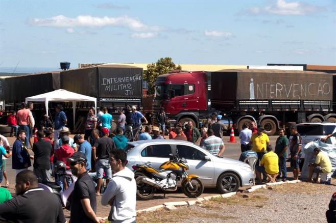 Brasileños marchan a favor de uso del cannabis en medio de paro camionero