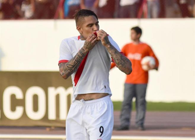 Paolo Guerrero llegó a la concentración de Perú y fue recibido por Gareca