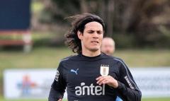 Cavani sorprende a niños en hospital para campaña de vacunación