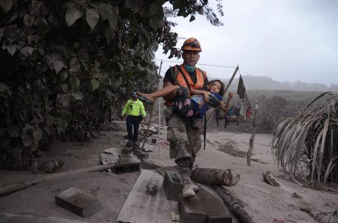 Intensa búsqueda de cuerpos en Guatemala tras erupción del Volcán de Fuego