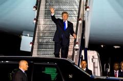 Trump llega a Singapur para su cumbre con Kim Jong-un