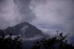 Volcán de Fuego se resiste a la calma y sigue búsqueda víctimas de erupción