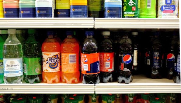 Asesores de la OMS divididos sobre impuestos a bebidas azucaradas para reducir obesidad