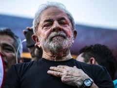 El Papa Francisco le envía rosario del Vaticano a Lula en su celda
