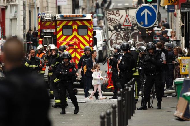 Un hombre retiene a al menos dos personas en el centro de París