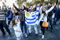 Cientos de uruguayos desafiaron las bajas temperaturas para alentar a la Celeste