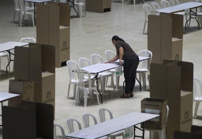 Abren los colegios colombianos para elegir al próximo presidente