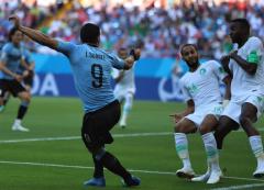 Uruguay consigue su segunda victoria y se mete en octavos de final