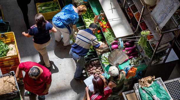 Gobierno venezolano ocupa mercados populares ante "indicios" de especulación