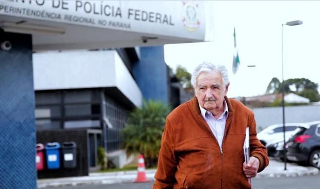 Mujica encontró a Lula preocupado "por el futuro de Brasil y de nuestra América"