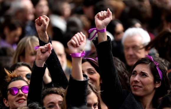 Clamor en España por libertad de condenados en polémico caso de abuso sexual