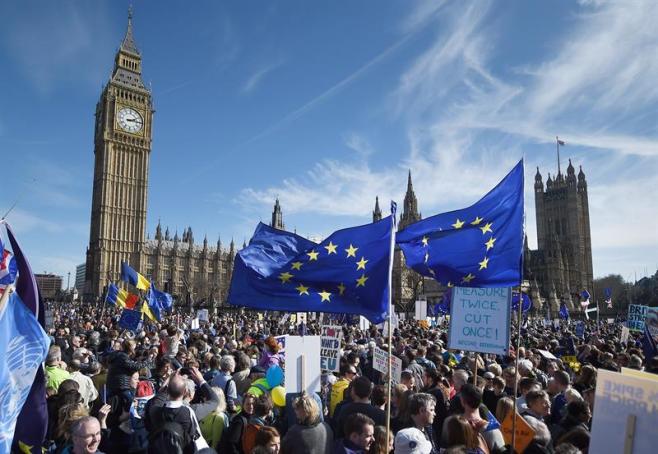 Miles de personas piden en Londres un segundo referéndum sobre el "brexit"