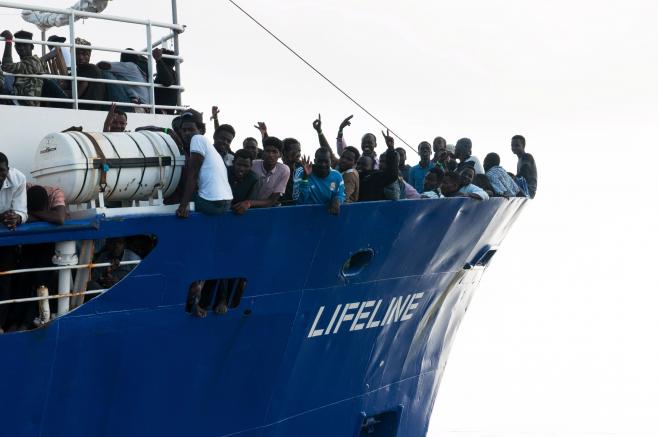 Italia y Malta se acusan mutuamente de la situación del barco de ONG Lifeline