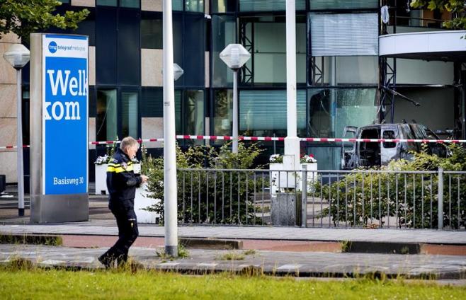 Estrellan un coche contra la sede del diario "De Telegraaf"