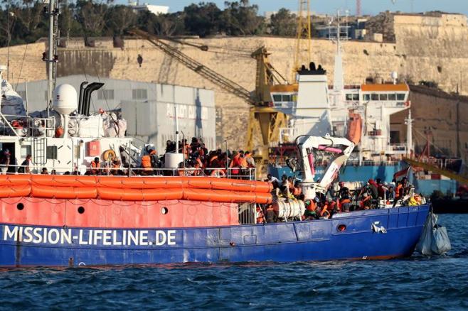 Barco de ONG Lifeline está inmovilizado en Malta y su capitán fue interrogado