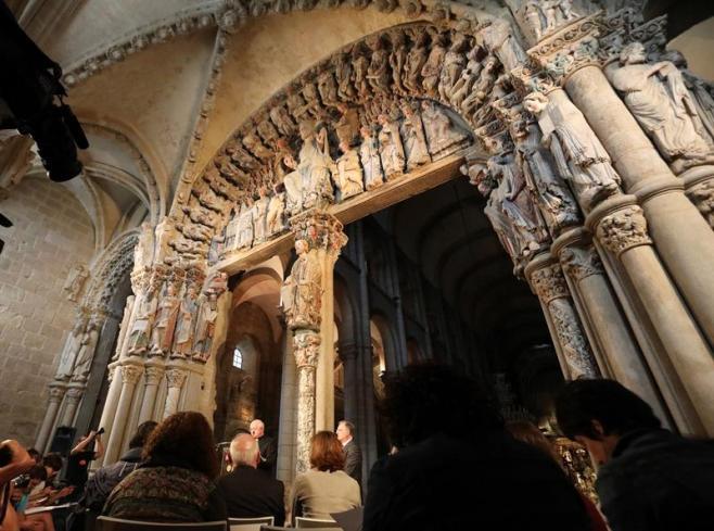 El Pórtico de la Gloria recupera esplendor tras 50.000 horas de restauración