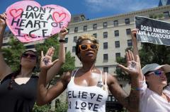 Detienen a 600 mujeres en manifestación contra políticas migratorias de Trump