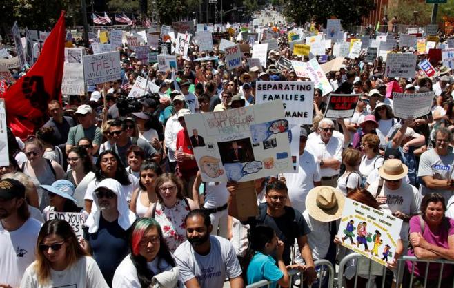 Multitudinaria marcha en EE.UU. contra la política migratoria de Trump