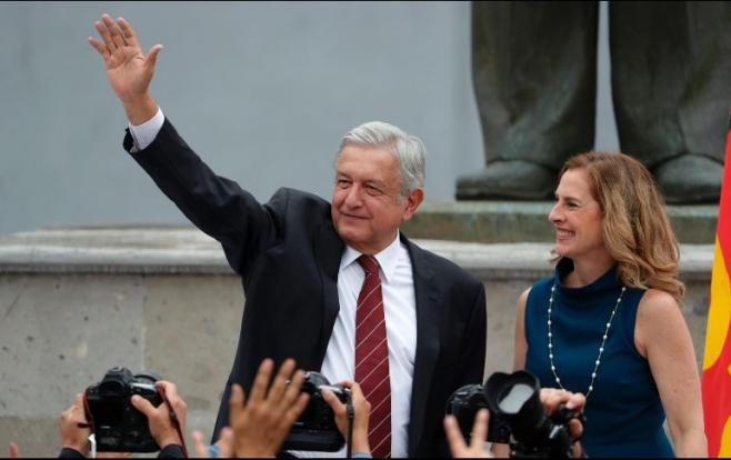 López Obrador triunfa en elecciones presidenciales tras "masiva votación"