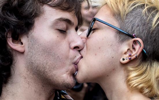 Dos de cada tres personas del colectivo LGBT evitan darse la mano en público