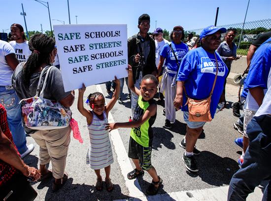 Afroamericanos cierran autopista en Chicago en protesta por la violencia