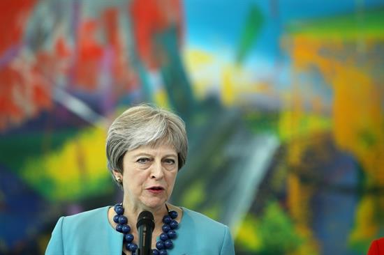 Conservadores y laboristas piden que se vaya Theresa May