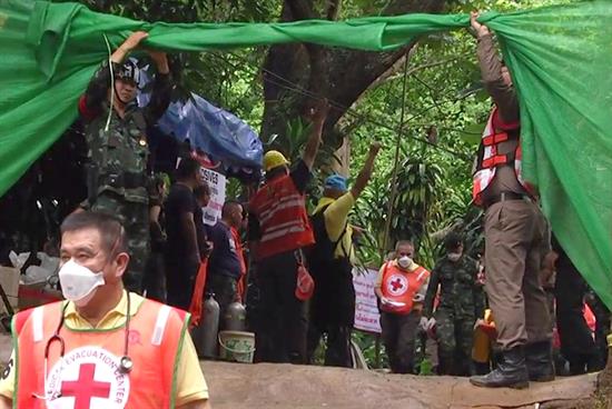 Sale el octavo niño rescatado de la cueva inundada en Tailandia