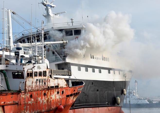 Un marinero intoxicado por incendio de buque en el puerto de Montevideo